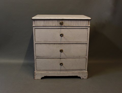 Small gray painted chest of drawers in gustavian style.
5000m2 showroom.