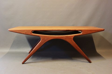 Coffee table, "The smile" in teak by Johannes Andersen and CFC Silkeborg from 
the 1960s.
5000m2 showroom.