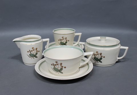 Royal Copenhagen "Hjertegræs", coffee cup, no.: 884/9481, Tea cup, nr.: 
884/9536, cream jug, nr.: 884/9726 and sugar bowl, nr.: 884/9955.
5000m2 showroom.