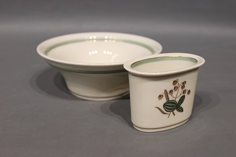 Royal Copenhagen "Hjertegræs" bowl, no.: 884/2640 and toothpick holder, no.: 
884/9488.
5000m2 showroom.