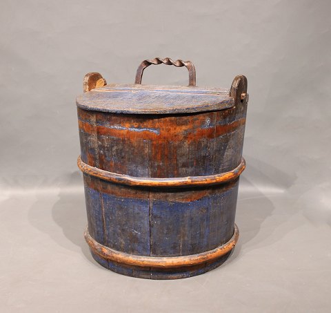 Antique wooden case with lid and original paint from around the 1780s.
5000m2 showroom.