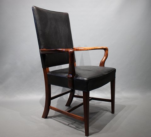 Armchair in walnut and with original black leather upholstery by Fritz 
Henningsen, 1940s.
5000m2 showroom.
