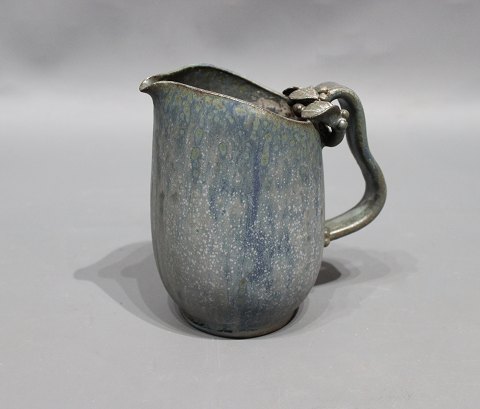 Jug i blue colors and delicate decoration by Arne Bang and numbered 22.
5000m2 showroom.