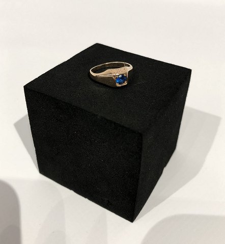 Lille ring i 14 kt. guld med enkel blå sten.
5000m2 udstilling.