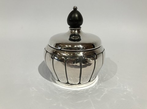 Small sugarbowl in hallmarked silver with pearl edge and ebony handle.
5000m2 showroom.