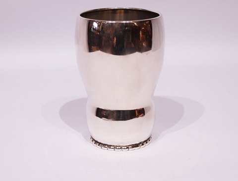 Fin Heimbürger vase med perlekant nederst og af tretårnet sølv.
5000m2 udstilling.