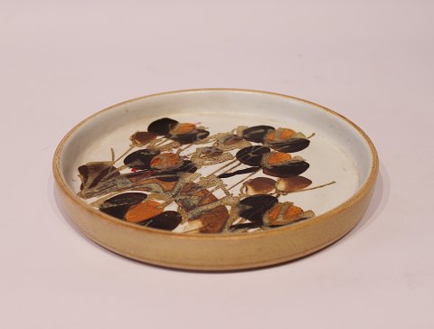 Rundt mindre keramik fad dekoreret med blomster af Nils Thorson for Royal 
Copenhagen, nr.: 962/3290. 
5000m2 udstilling.