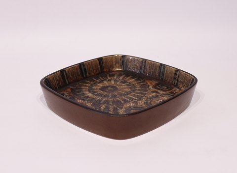Ceramic dish in brown colors by Nils Thorson for Royal Copenhagen, no.: 
870/2883.
5000m2 showroom.
