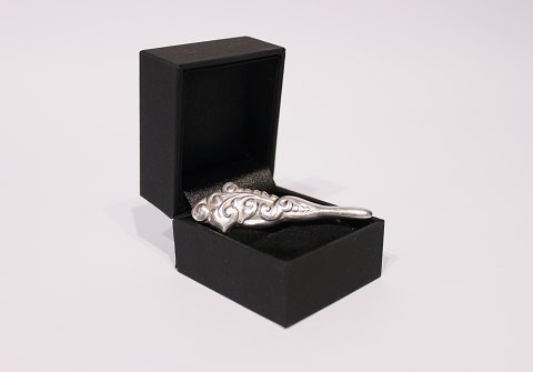 Simpel brooch in 830 silver.
5000m2 showroom.