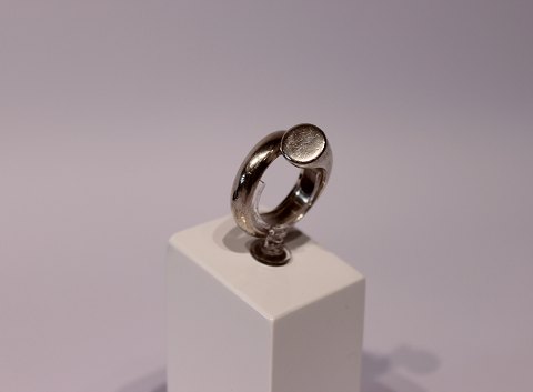 Simpel silver ring, in great vintage condition.
5000m2 showroom.