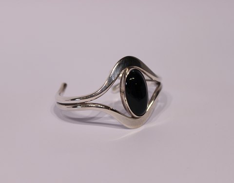 Bangle in 925 sterling silver and with large onyx stamped N.E. From.
5000m2 showroom.