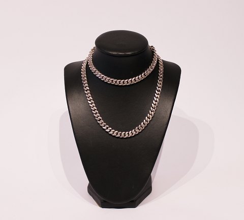 Long necklace in 925 sterling silver.
5000m2 showroom.
