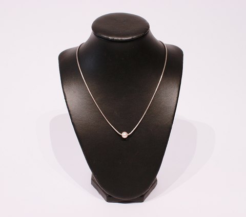 Necklace in 925 sterling silver with cultured pearl.
5000m2 showroom.