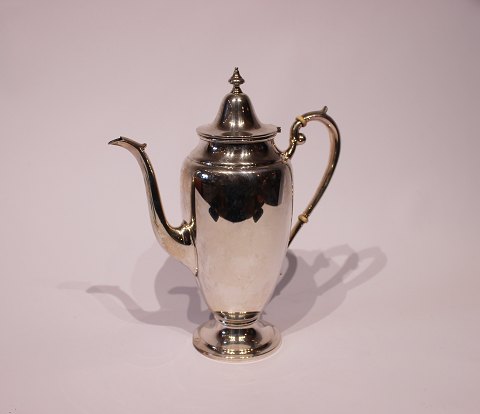 Coffee jug decorated with ivory and of 925 sterling silver, stamped #461 Gorham.
5000m2 showroom.
