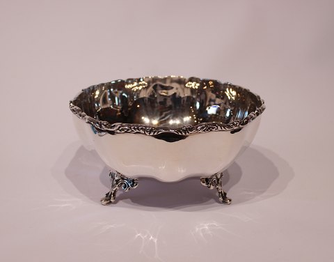 Bowl on feet from Mexico of 925 sterling silver. 
5000m2 showroom.