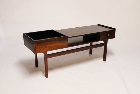 Low sideboard in rosewood with drawer, of danish design from the 1960s.
5000m2 showroom.