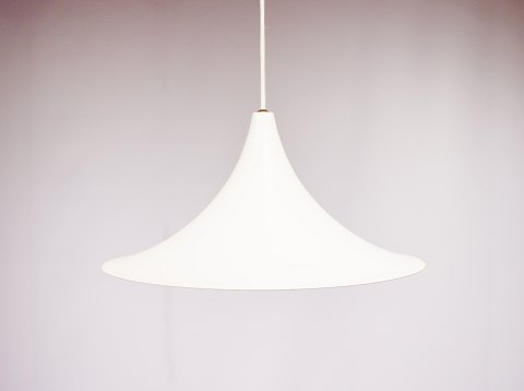 White pendant of danish design from the 1960s.
5000m2 showroom.