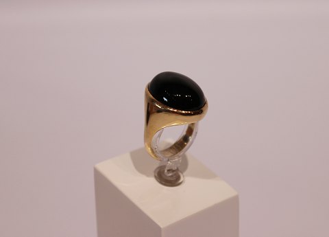 Gilded ring with Onyx and of 925 sterling silver.
5000m2 showroom.