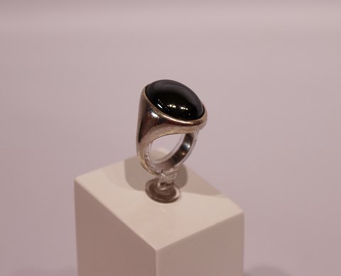 Ring med stor blodsten, stemplet W og af 925 sterling silver.
5000m2 udstilling.
