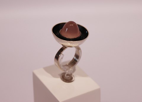 Ring with pink stone, stamped From and og 925 sterling silver.
5000m2 showroom.