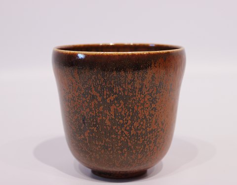 Keramik vase i brune farver, nr.: 363 af Nathalie Krebs for Saxbo.
5000m2 udstilling.