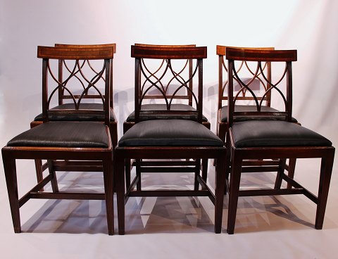 Set of 6 dining room chairs in the style of Hepplewhite and in mahogany and 
horse hair, from around the 1880s.
5000m2 showroom.