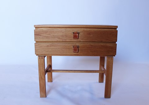 Small oak chest of drawers with leather handles by Fröseke Nybrofabrik from the 
1960s.
5000m2 showroom.