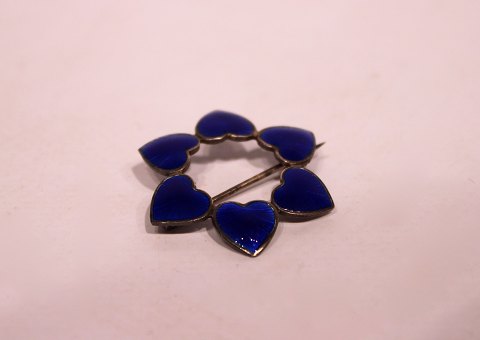 Brooch decorated with blue hearts, stamped WKK of 925 sterling silver.
5000m2 udstilling.
