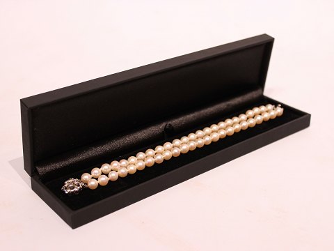 Bracelet of cultured pearls with lock of 14 ct. whitegold and with 7 diamonds.
5000m2 showroom.