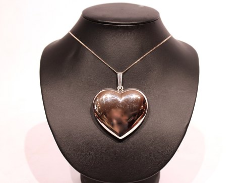 Large pendant in the shape of a heart, stamped HS in 925 sterling silver.
5000m2 showroom.