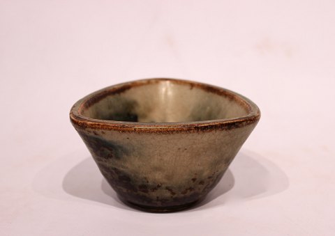 Royal Copenhagen triangular ceramic bowl with sung glaze by Jais Nielsen.
5000m2 showroom.