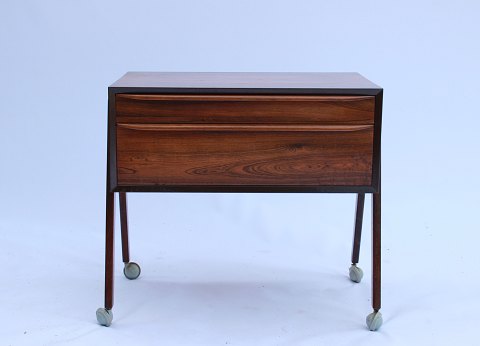 Lille sybord i palisander af dansk design fra 1960erne.
5000m2 udstilling.