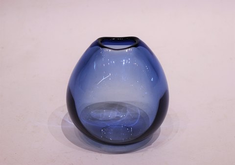 Small dark blue glass vase, "Rain drop" by Per Lütken for Holmegaard.
5000m2 showroom.