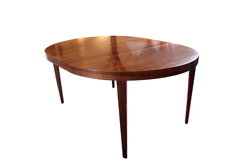 Large dining table with 3 extension leaves of rosewood designed by Severin 
Hansen for Haslev furniture factory in the 1960s.