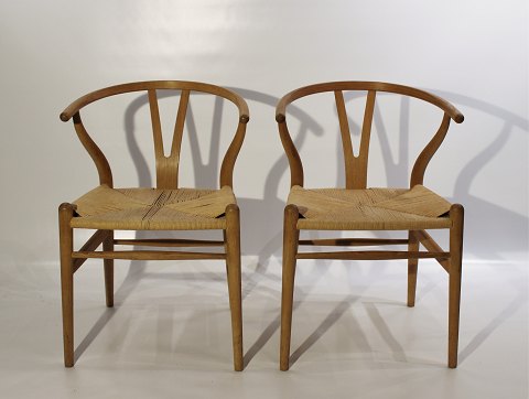 A pair of Wishbone chairs, model CH24, designed by Hans J. Wegner in 1950 and 
manufactured by Carl Hansen & Son. 
5000m2 showroom.