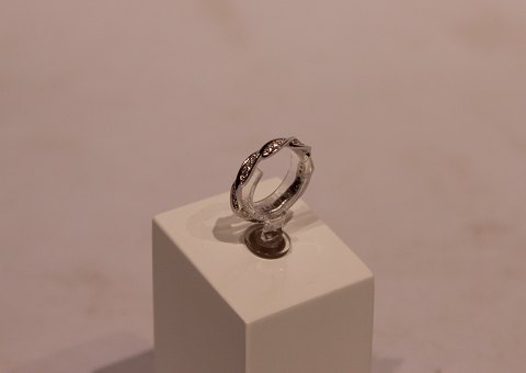 Twisted ring of 925 sterling silver with small clear stones, stamped CT.
5000m2 showroom.