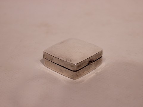 Lille æske af 925 sterling sølv.
5000m2 udstilling.

