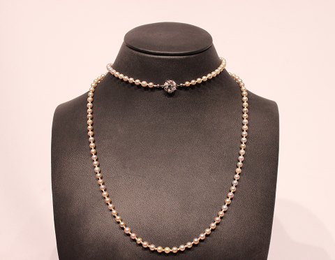 Necklace with cultured pearls and pendant of white gold with a saphire.
5000m2 showroom.