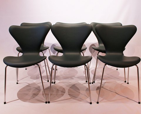 Et sæt af 6 Syver stole, model 3107, designet af Arne Jacobsen og fremstillet 
hos Fritz Hansen i 1967.
5000m2 udstilling.