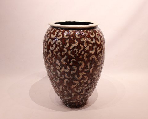 Large stoneware floor vase by the artist Per Weiss from the 1980s. The vase is 
decorated in dark brown and white glaze.
5000m2 showroom.