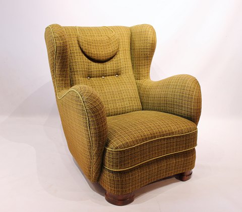 Easy chair upholstered in dark green wool fabric, of danish design from the 
1930s.
5000m2 showroom.
