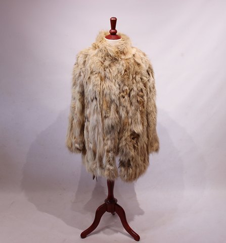 Lys pels frakke af ukendt mærke, i flot stand.
5000m2 udstilling.