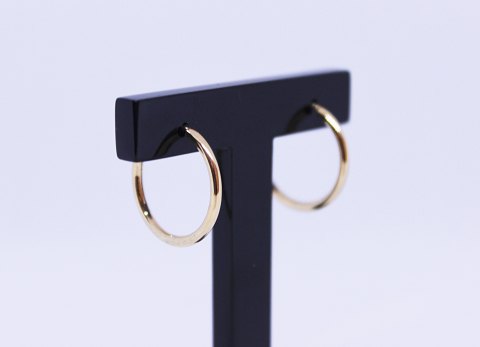 A pair of hoop earrings in 14 ct. gold.
5000m2 showroom.
