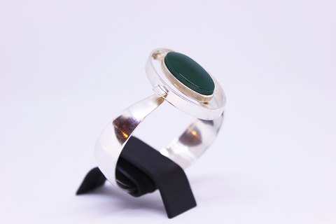 Armring of 925 sterling silver decorated with large jade stone by N.E. From.
5000m2 showroom.