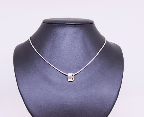 Necklace with pendant of 925 sterling silver with clear stone, stamped JAa.
5000m2 showroom.
