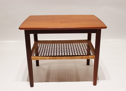 Side table in teak with papercord shelf of danish design from the 1960s.
5000m2 showroom.