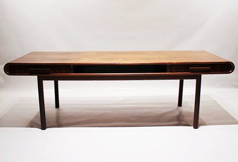 Coffee table in rosewood of danish design from the 1960s.
5000m2 showroom.