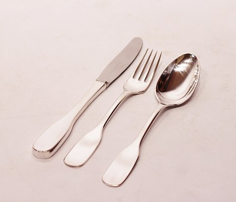 Dinner knife, dinner fork and dinner spoon in Susanne  by Hans Hansen.
5000m2 showroom.