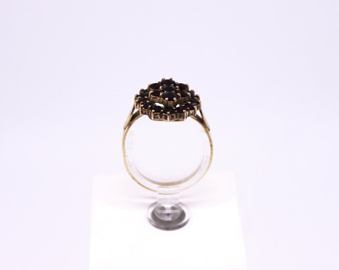 Ring of gilded 830 silver decorated with garnets and stamped AP.
5000m2 showroom.