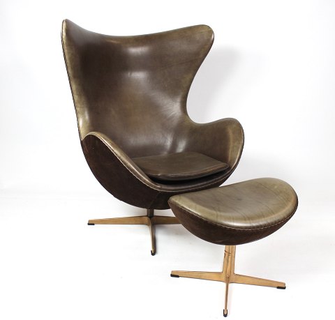 Sæt af ægget, model 3316, og tilhørende skammel designet af Arne Jacobsen og 
fremstillet af Fritz Hansen i anledning af 50 års jubilæum for produktion af 
ægget.
5000m2 udstilling.